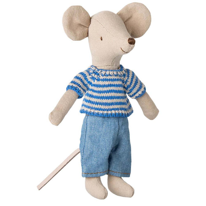 Die Maileg Big Brother Maus trägt einen gestreiften Pullover und Jeanshosen, hat große Ohren und einen langen Schwanz und steht aufrecht.