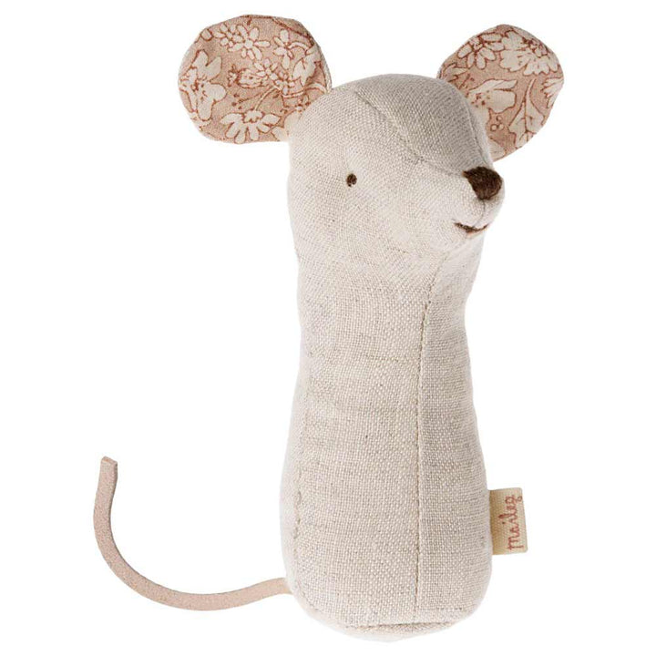 Ein kleiner Maileg - Maus Rassel Lullaby Friends aus Stoff mit beigen, geblümten Ohren und einem an der Seite befestigten Etikett.