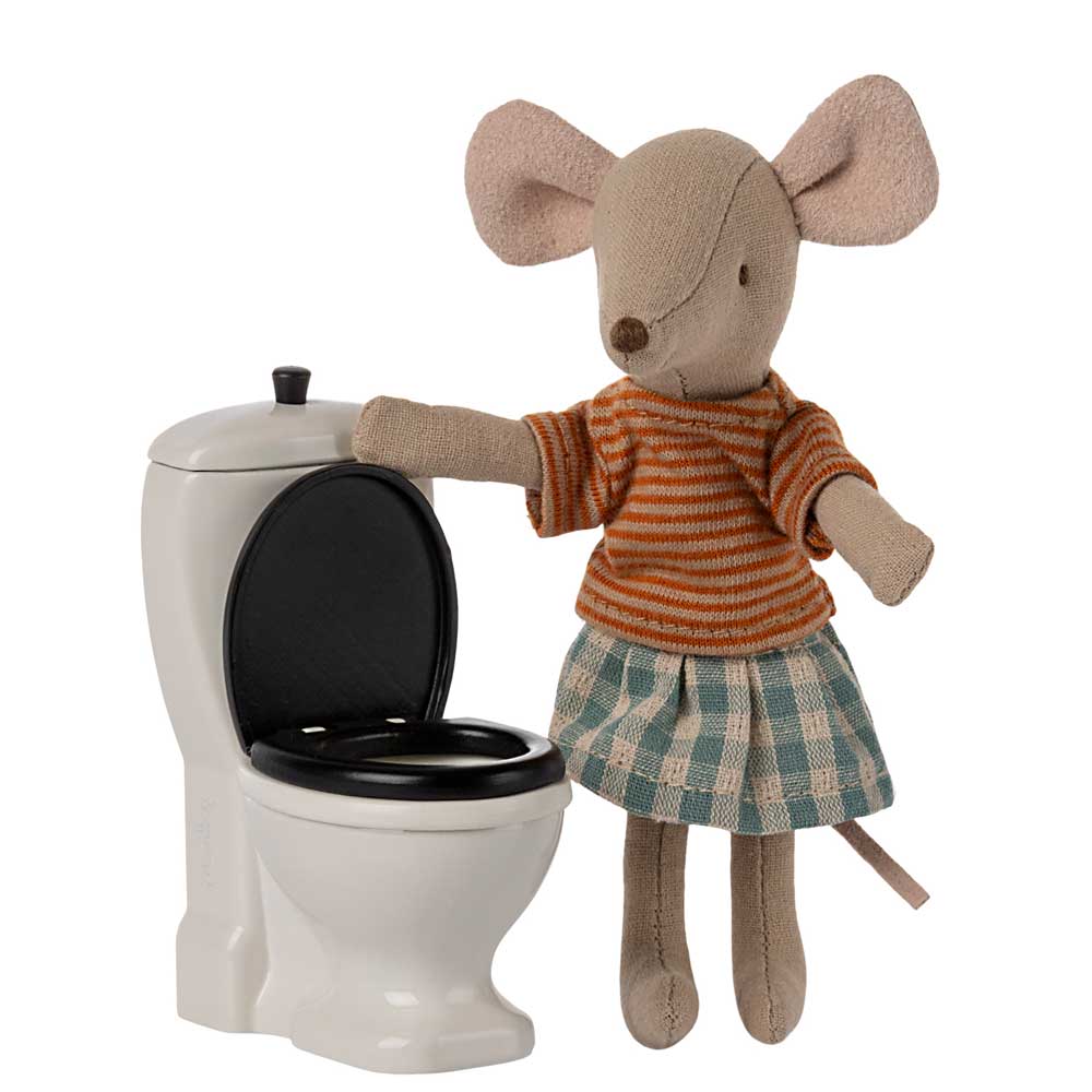 Maileg-Mausspielzeug steht neben einer Maileg-Miniaturtoilette mit geöffnetem Deckel.