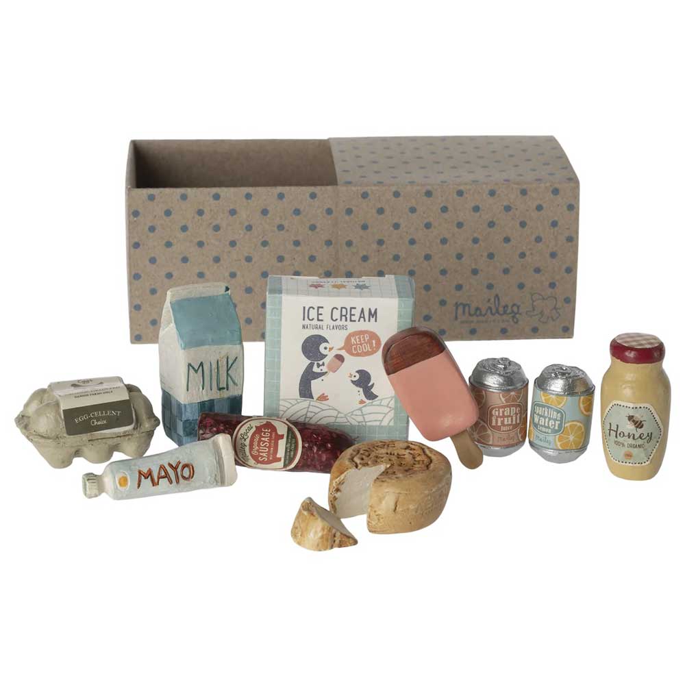 Eine Vielzahl von Maileg - Miniatur Einkaufsbox-Lebensmitteln und -Verpackungen, darunter Milchprodukte und Gewürze.