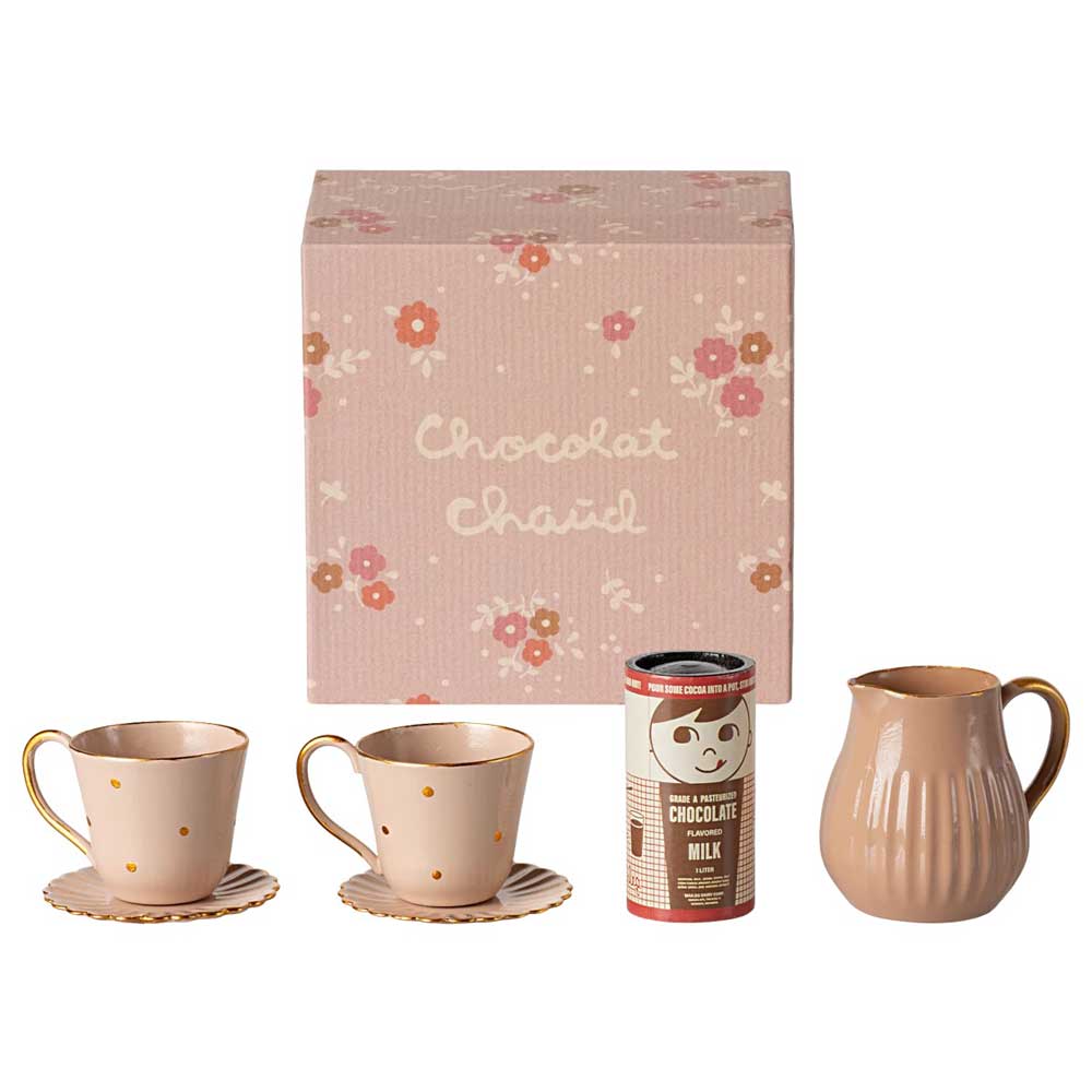 Das Maileg - Miniatur Heiße Schokolade Set enthält eine Blumenbox, zwei Tassen mit Untertassen, eine Kanne und eine Dose Heiße-Schokolade-Mischung.