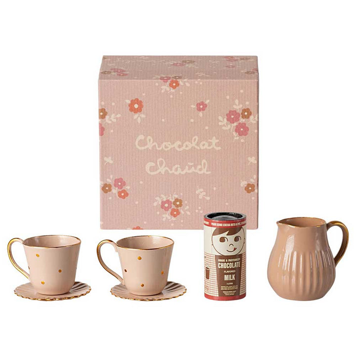 Das Maileg - Miniatur Heiße Schokolade Set enthält eine Blumenbox, zwei Tassen mit Untertassen, eine Kanne und eine Dose Heiße-Schokolade-Mischung.