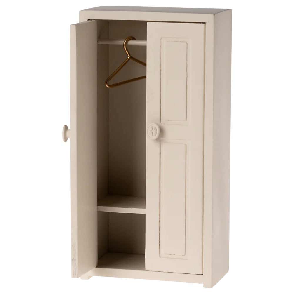 Ein kompakter, cremefarbener Miniatur-Kleiderschrank für Mäuse von Maileg mit leicht geöffneter Tür, einem Kleiderbügel aus Metall und zwei Innenregalen.