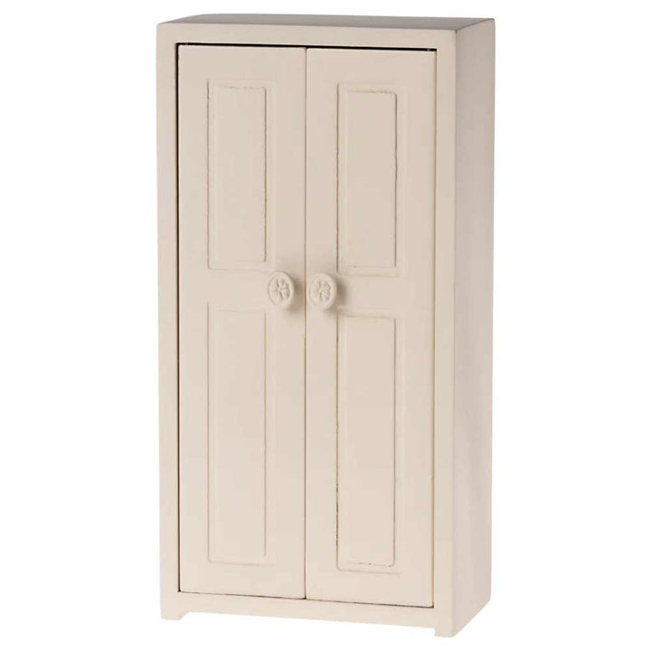 Der Maileg - Miniatur Kleiderschrank Maus ist ein hoher, cremefarbener Holzschrank mit zwei getäfelten Türen und runden Knöpfen.