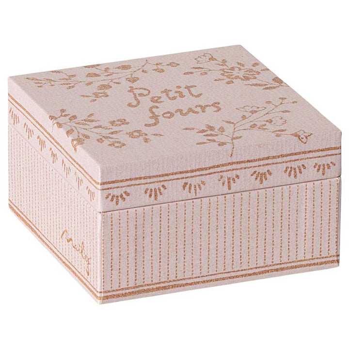 Eine dekorative quadratische Schachtel mit Blumen- und Streifenmuster und der Aufschrift „Maleg – Miniatur Petit Fours Kuchen & Tortenständer“.