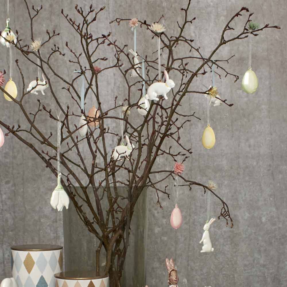 Ein dekorativer Osterbaum mit Maileg - Osterhase Metallanhänger Luna-Ornamenten.