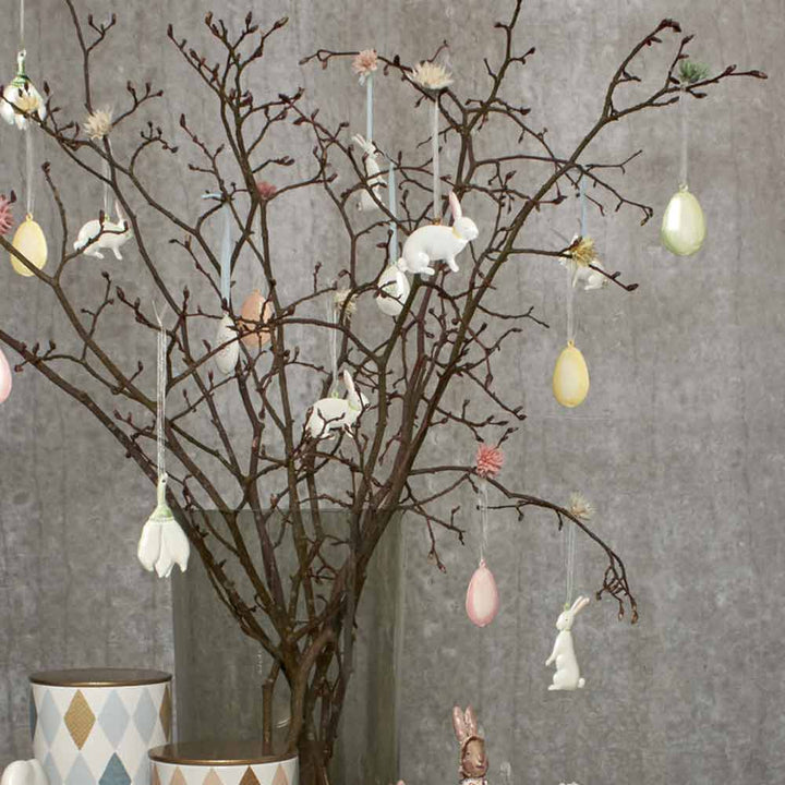 Ein dekorativer Osterbaum mit Maileg - Osterhase Metallanhänger Luna-Ornamenten.