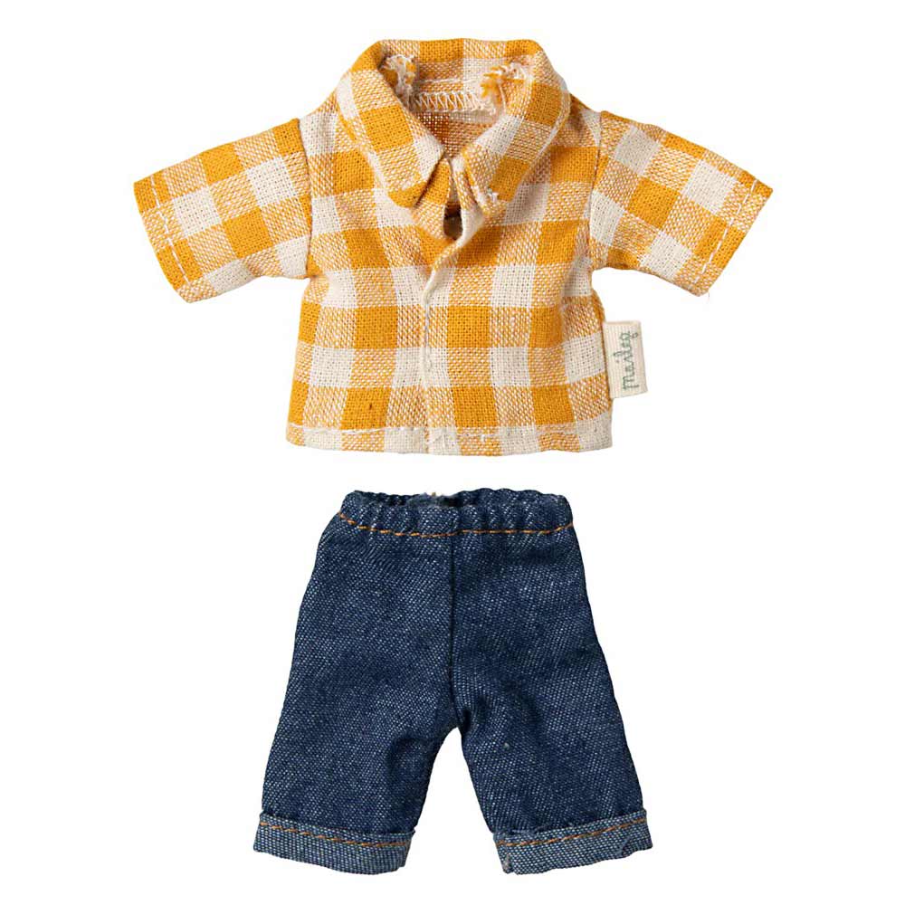Die Papa Maus Jeans von Maileg, kombiniert mit einem gelb karierten Hemd, werden an einer kleinen Puppe vor einem weißen Hintergrund präsentiert.