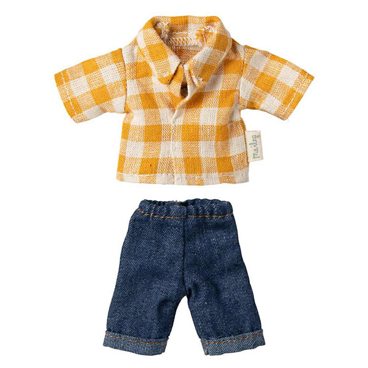 Die Papa Maus Jeans von Maileg, kombiniert mit einem gelb karierten Hemd, werden an einer kleinen Puppe vor einem weißen Hintergrund präsentiert.