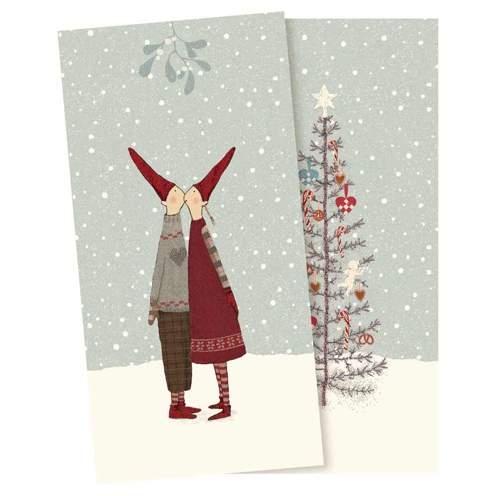 Zwei Figuren mit roten Hüten stehen unter einem Mistelzweig neben einem geschmückten Weihnachtsbaum, inmitten einer verschneiten Szene – wunderschön eingefangen auf den Maileg – Papierservietten Wichtel 20 Stück.