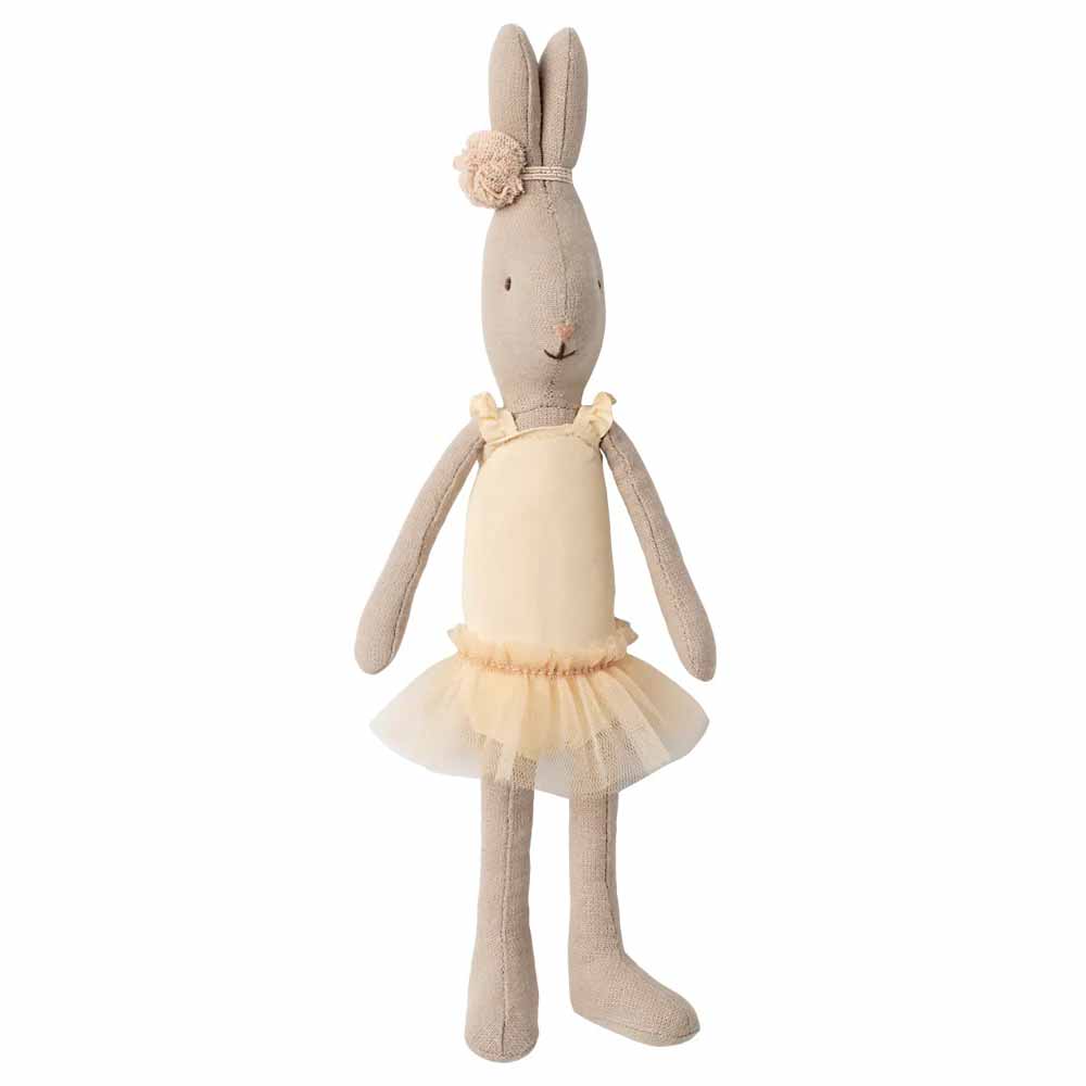 Die Maileg - Puppenkleidung Hase Ballettanzug und Rock Größe 1 besteht aus einer Plüschhasenpuppe, die ein cremefarbenes Ballett-Outfit mit Tüllrock und einer Stoffblume am Ohr trägt.