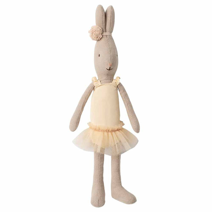 Die Maileg - Puppenkleidung Hase Ballettanzug und Rock Größe 1 besteht aus einer Plüschhasenpuppe, die ein cremefarbenes Ballett-Outfit mit Tüllrock und einer Stoffblume am Ohr trägt.