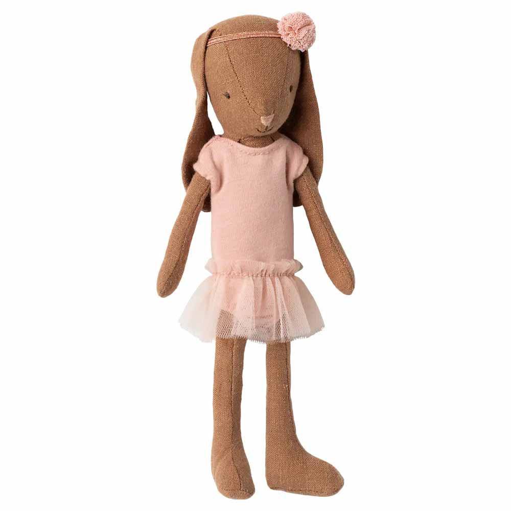 Maileg - Puppenkleidung Hase Ballettanzug und Rock Größe 1: Ausgestopfte Hasenpuppe in einem rosa Ballett-Outfit mit Tüllrock und passendem rosa Blumenkopf-Accessoire.