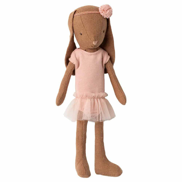 Maileg - Puppenkleidung Hase Ballettanzug und Rock Größe 1: Ausgestopfte Hasenpuppe in einem rosa Ballett-Outfit mit Tüllrock und passendem rosa Blumenkopf-Accessoire.