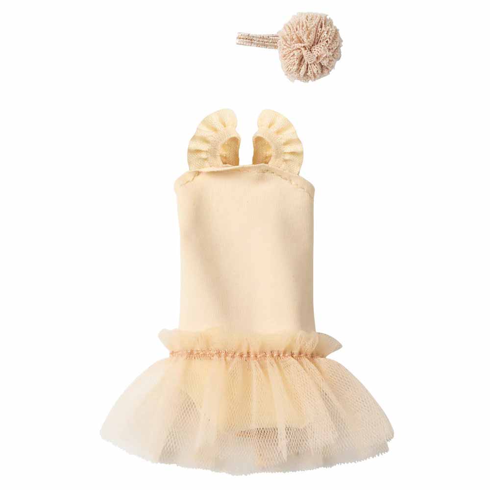 Das Maileg - Puppenkleidung Hase Ballettanzug und Rock Größe 1 besteht aus einem hellbeigen Puppenkleid mit gerüschten Trägern, einem Tüllrock und einem passenden Stoffstirnband mit Bommel.