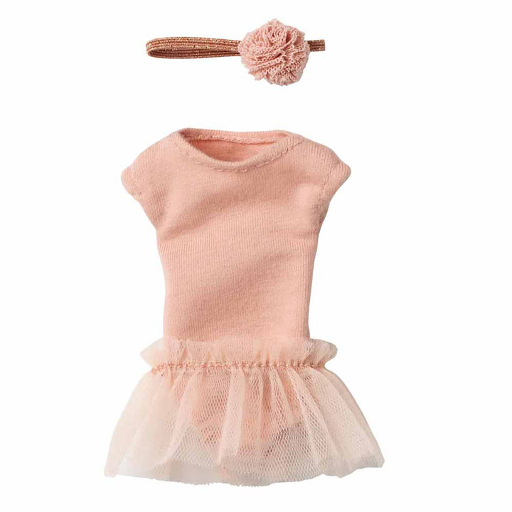 Maileg - Puppenkleidung Hase Ballettanzug und Rock Größe 1: Zartrosa Puppenkleid mit Tüllrock und passendem pinken Haarband mit Stoffblume, präsentiert über dem Kleid.