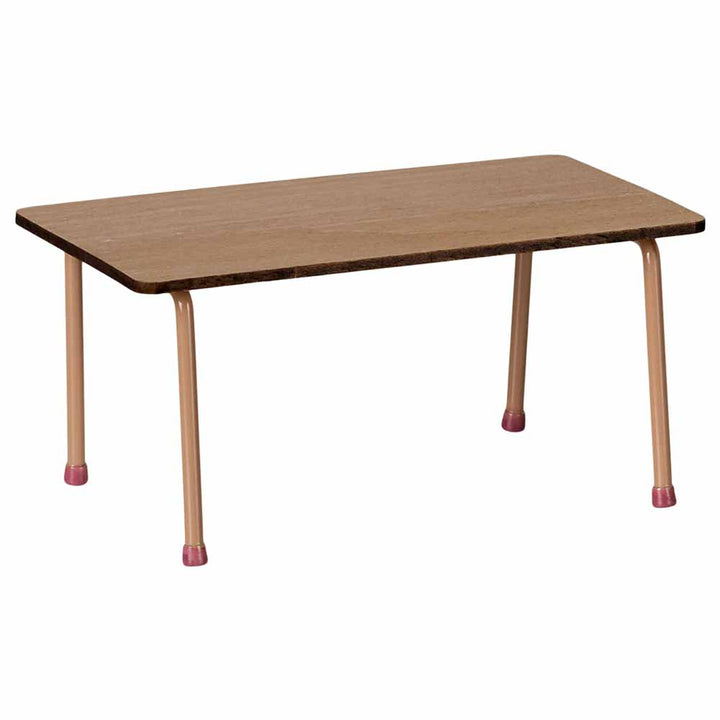 Die Maileg Tisch- und Stuhlgarnitur Maus Dunkelrosa ist ein kleiner rechteckiger Holztisch mit hellbraunen zylindrischen Beinen mit rosa Kappen auf jedem Fuß.