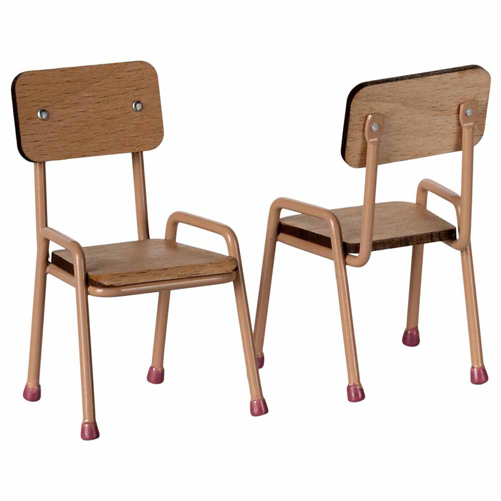 Zwei Stühle von Maileg Puppenmöbel aus Holz und Metall mit rosa Gummispitzen stehen einander gegenüber.