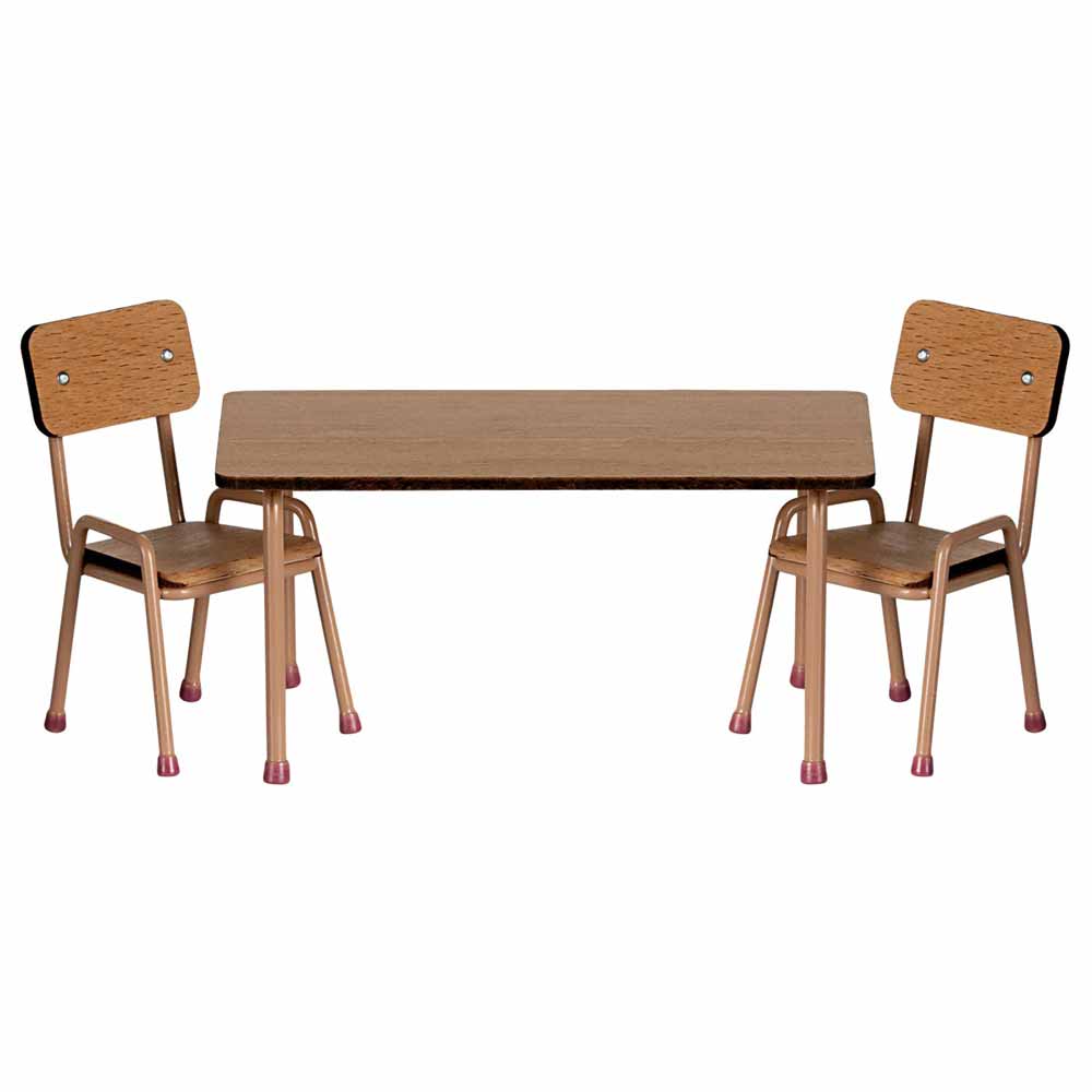 Das Maileg Puppenmöbel-Set besteht aus einem kleinen Holztisch und zwei dazu passenden Stühlen mit hellbraunen Sitz- und Rückenlehnen sowie rosa Spitzen an den Beinen.