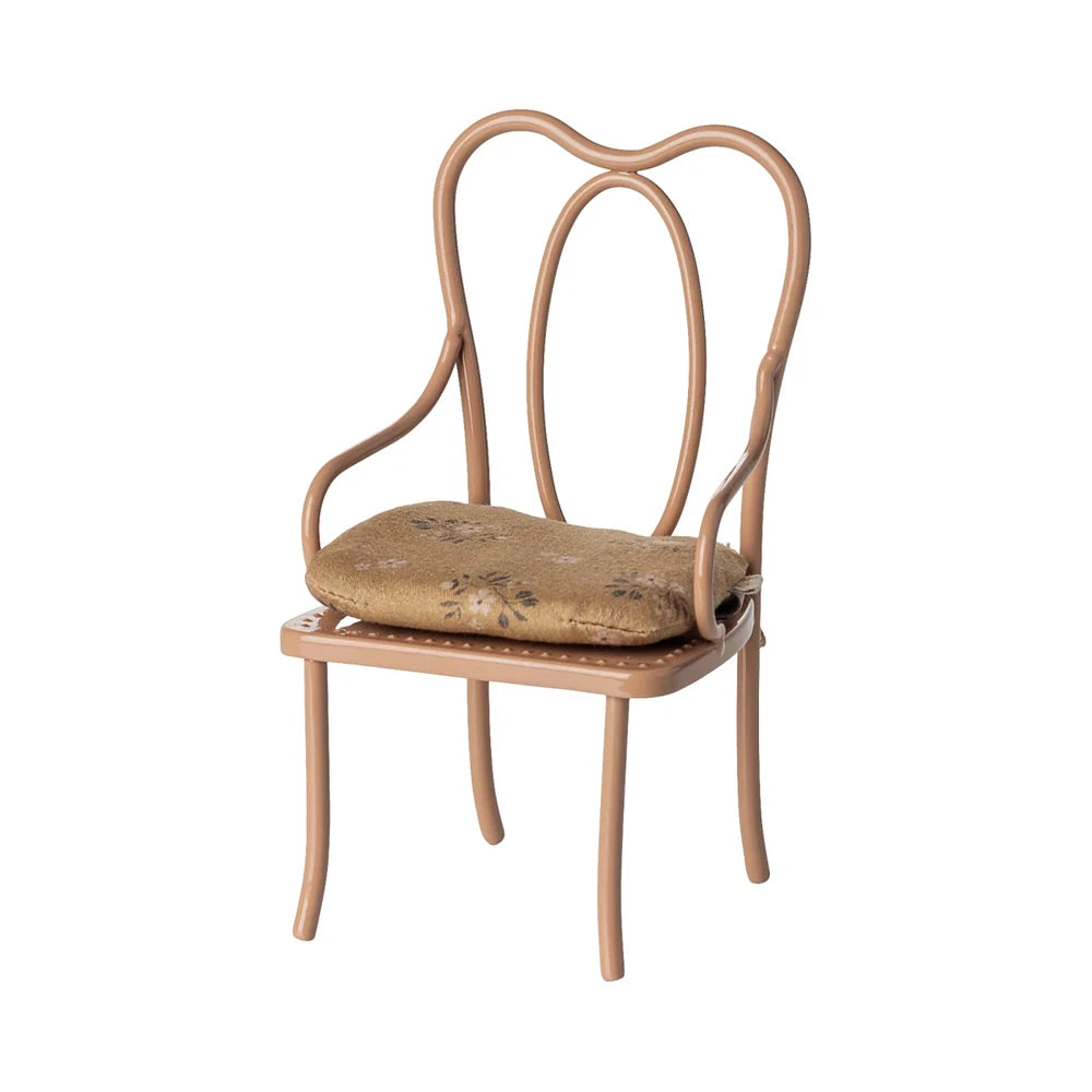 Der Maileg - Puppenmöbel Vintage Stuhl Dunkelrosa ist ein kleiner Stuhl im Vintage-Stil mit einem geschwungenen Gestell in Hellbraun und einer gepolsterten Sitzfläche mit floralem Muster.