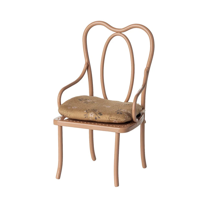 Der Maileg - Puppenmöbel Vintage Stuhl Dunkelrosa ist ein kleiner Stuhl im Vintage-Stil mit einem geschwungenen Gestell in Hellbraun und einer gepolsterten Sitzfläche mit floralem Muster.