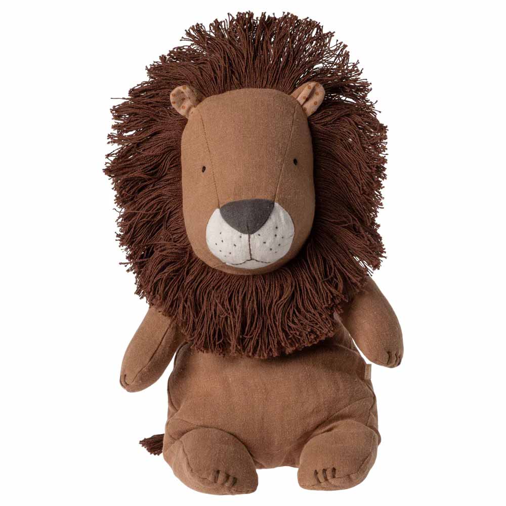 Der Maileg - Safari Friends Löwe Medium ist ein Plüschlöwe mit brauner Mähne und neutralem Gesichtsausdruck, der aufrecht vor einem schlichten Hintergrund sitzt.