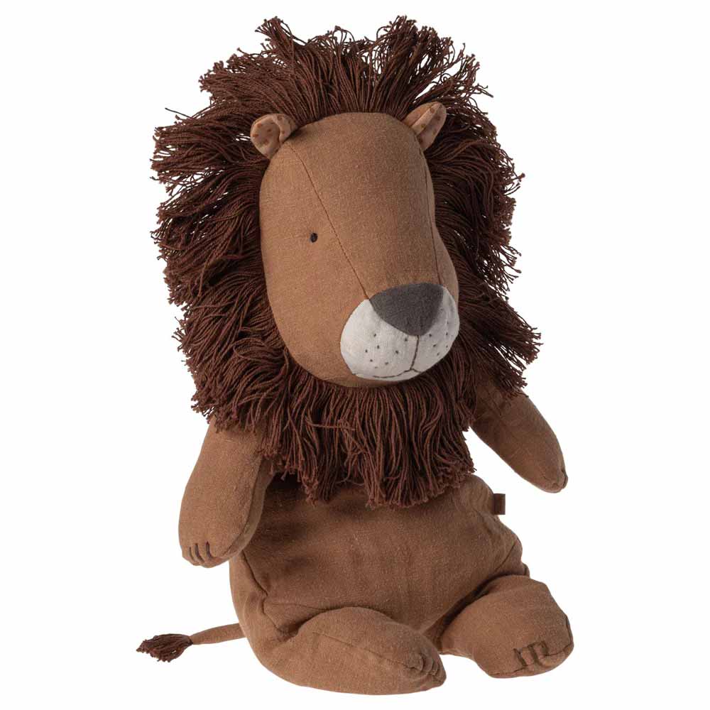 Der Maileg - Safari Friends Löwe Medium ist ein aufrecht sitzender Plüschlöwe mit brauner Mähne und braunem Körper. Das Spielzeug verfügt über gestickte Augen, eine Nase und einen Mund, die Mähne besteht aus strukturiertem Garn.