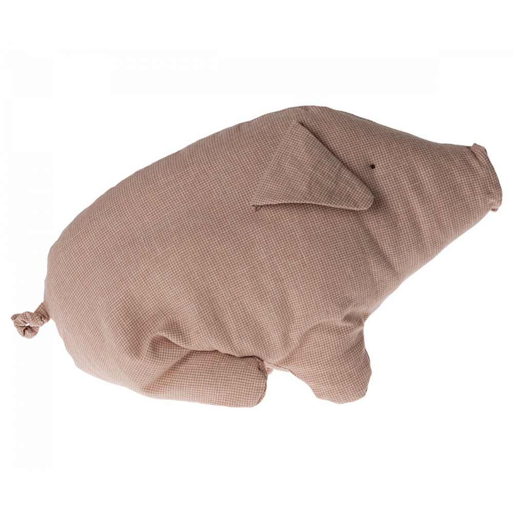 Ein Stofftier in Schweineform mit kleinen Ohren und kurzem Schwanz auf weißem Hintergrund, Maileg – Schwein Polly Pork.