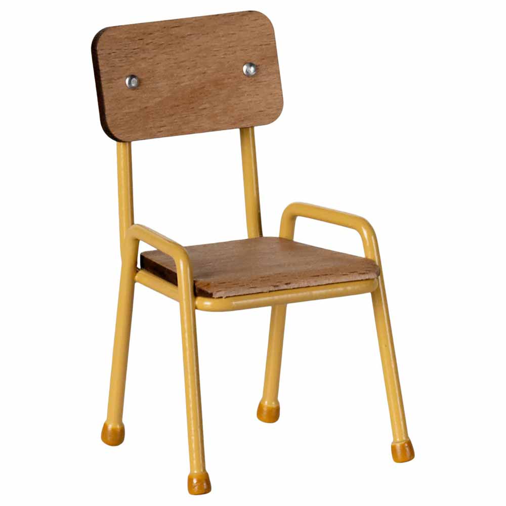 Der Maileg - Stuhl Maus ist ein kleiner Holzstuhl mit schlichtem Design und gelbem Metallrahmen.