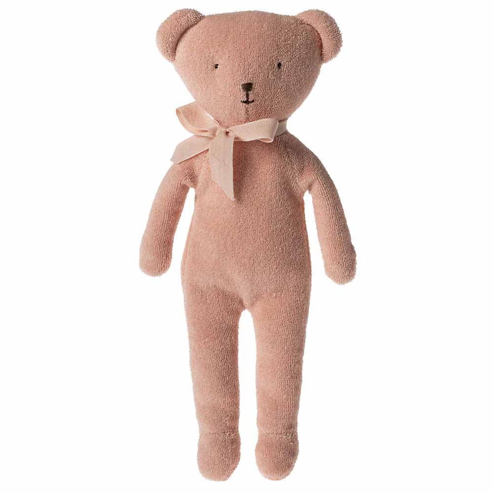 Der Maileg - Teddy Rose ist ein hellbrauner Plüschbär mit einem einfach gestickten Gesicht und einer hellen Bandschleife um den Hals, die vor einem weißen Hintergrund steht.