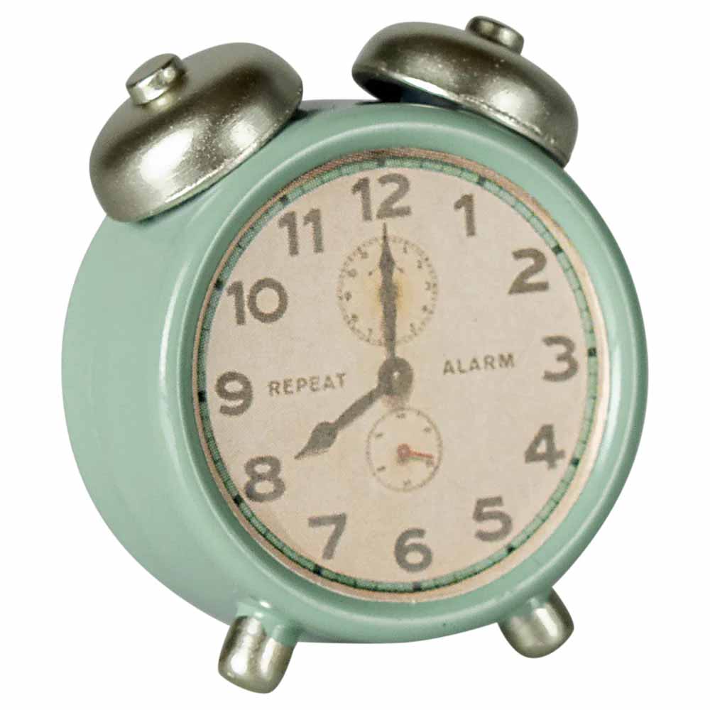Eine kleine blaugrüne Maileg-Wecker-Miniatur für Maus-Uhr im Vintage-Stil mit zwei Glocken und einem runden Zifferblatt, das 10:10 anzeigt.