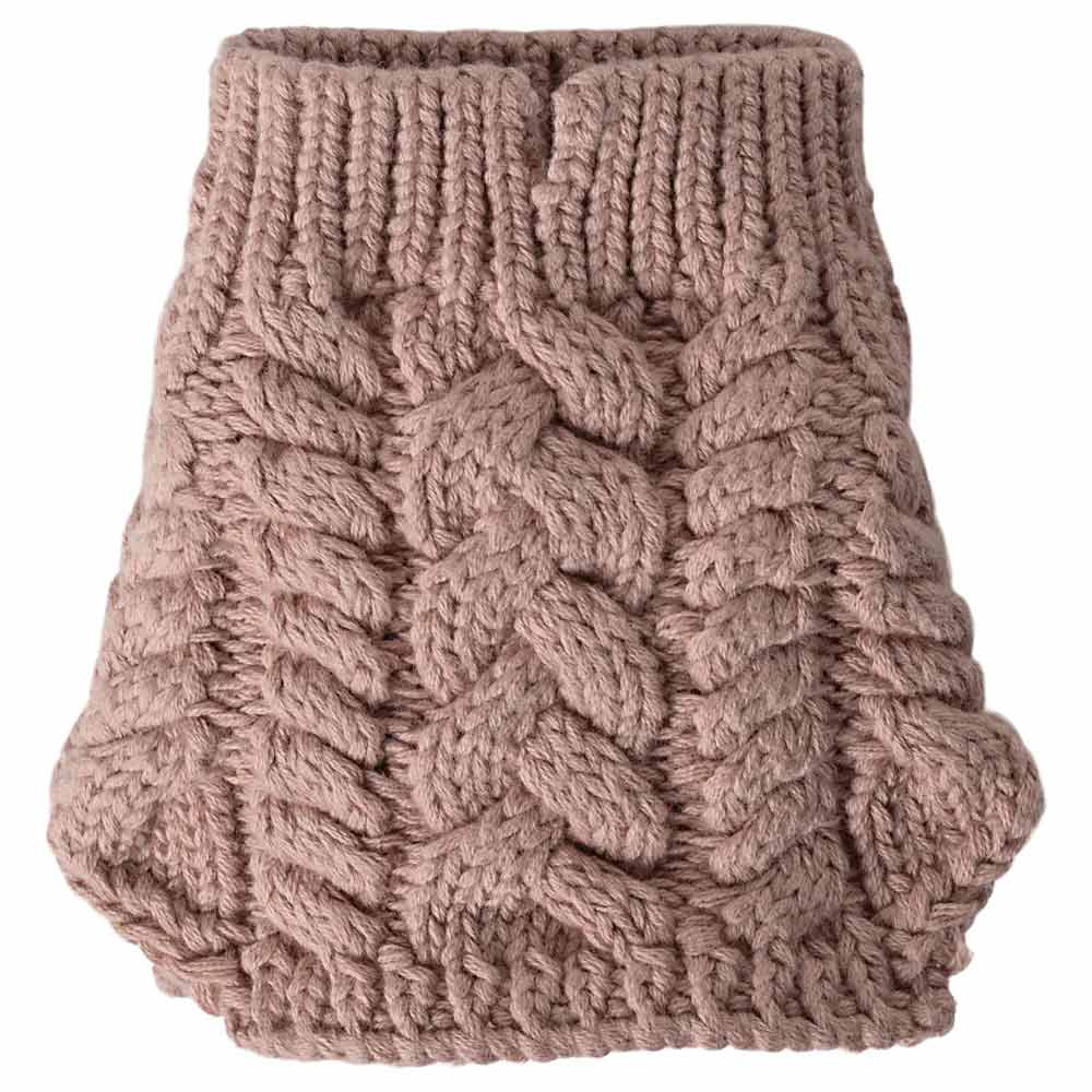 Der Welpen Zubehör Pullover von Maileg verfügt über ein Flechtmuster auf einer strukturierten, altrosa Strickmütze.