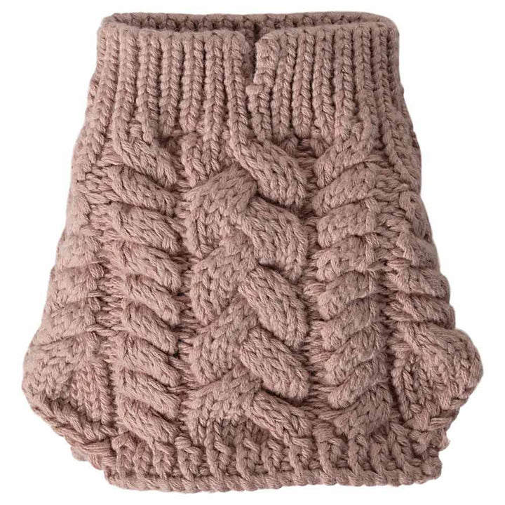 Der Welpen Zubehör Pullover von Maileg verfügt über ein Flechtmuster auf einer strukturierten, altrosa Strickmütze.