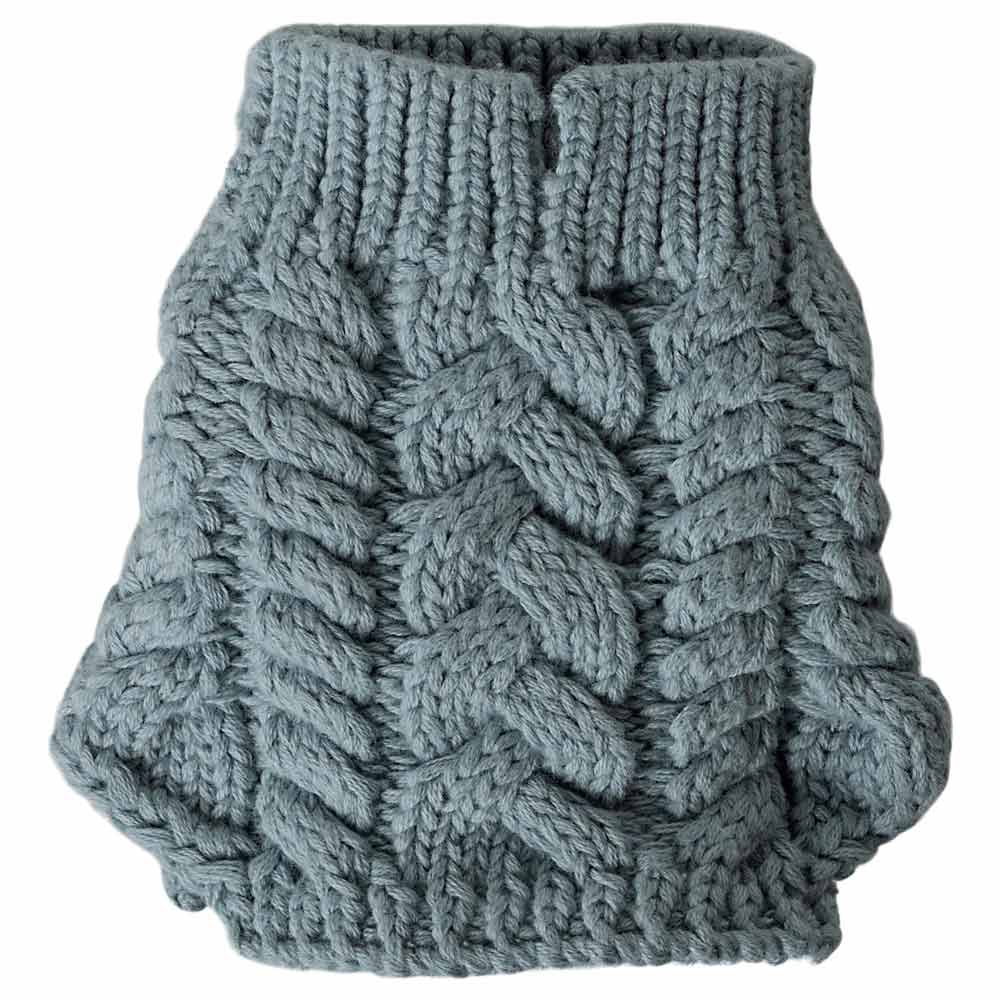 Maileg - Welpen Zubehör Pullover: Ein grauer, gestrickter Hundepullover mit Zopfmuster und geripptem Hals- und Saum.