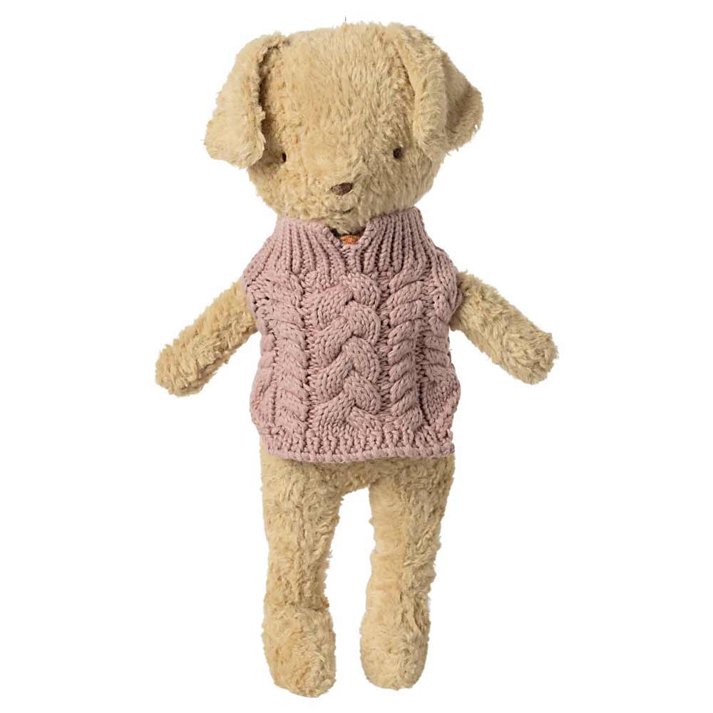 Der Maileg Plüsch-Teddybär aus der Kollektion „Welpen Zubehör Pullover“ steht aufrecht in einem Strickpullover.