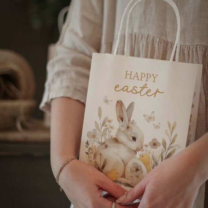 Individuell mit einer Majas Cottage - Geschenketüte „Frohe Ostern“ mit einem Hasen, Blumen und Schmetterlingen.