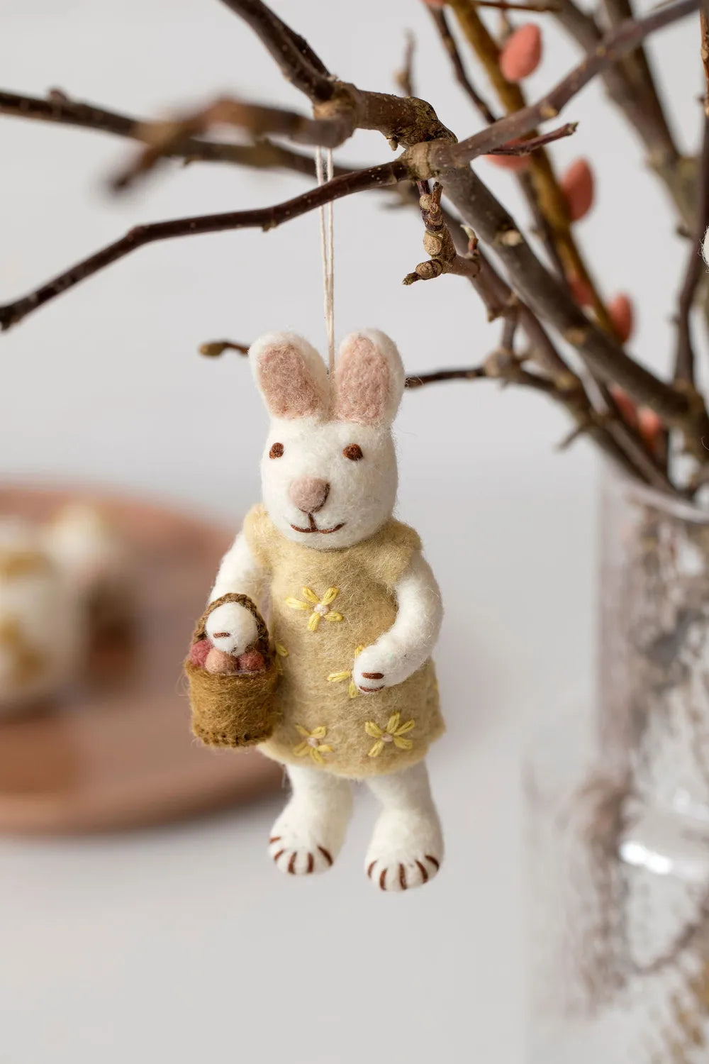 Gry & Sif - Kleiner weißer Hasen-Mädchen mit gelbem Kleid & Eierkorb