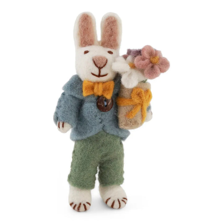 Gry & Sif - Kleiner weißer Hasenjunge Filz mit Blumenstrauß