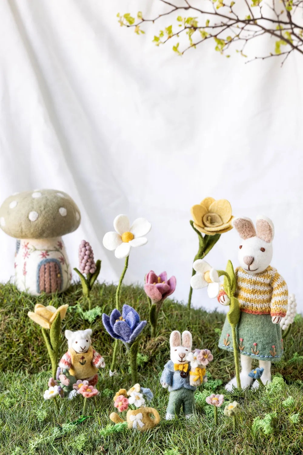 Gry & Sif - Kleiner weißer Hasenjunge Filz mit Blumenstrauß