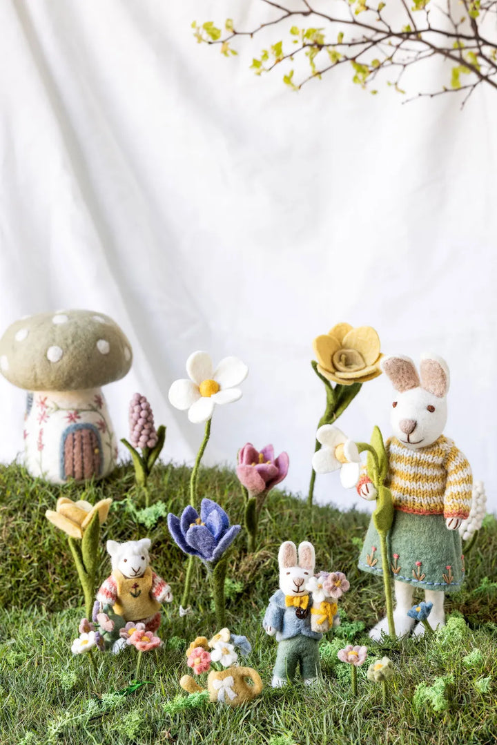 Gry & Sif - Kleiner weißer Hasenjunge Filz mit Blumenstrauß