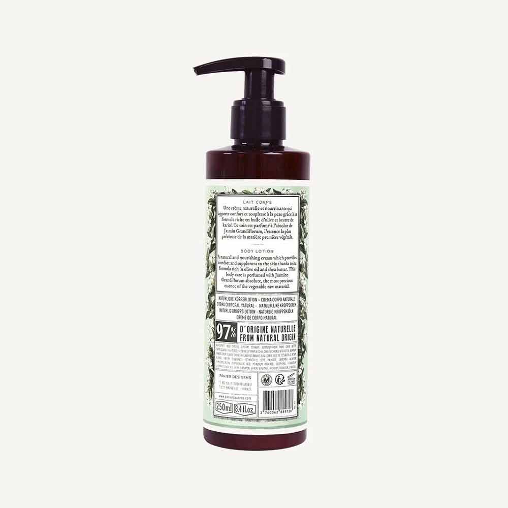 Eine Flasche Panier des Sens - Bodylotion Jasmin 250 ml mit Pumpspender, beschriftet mit Produktinformationen und Angaben, dass die Lotion zu 97 % natürlichen Ursprungs ist. Das Etikett der Flasche hat ein grün-weißes Design.