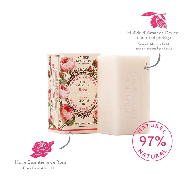 Schachtel und Riegel Panier des Sens – Feste Pflanzenseife Rose 150 g, mit Blumenverpackung und Text, der die 97 % natürlichen Inhaltsstoffe und die Vorteile des ätherischen Rosenöls und des Süßmandelöls hervorhebt.