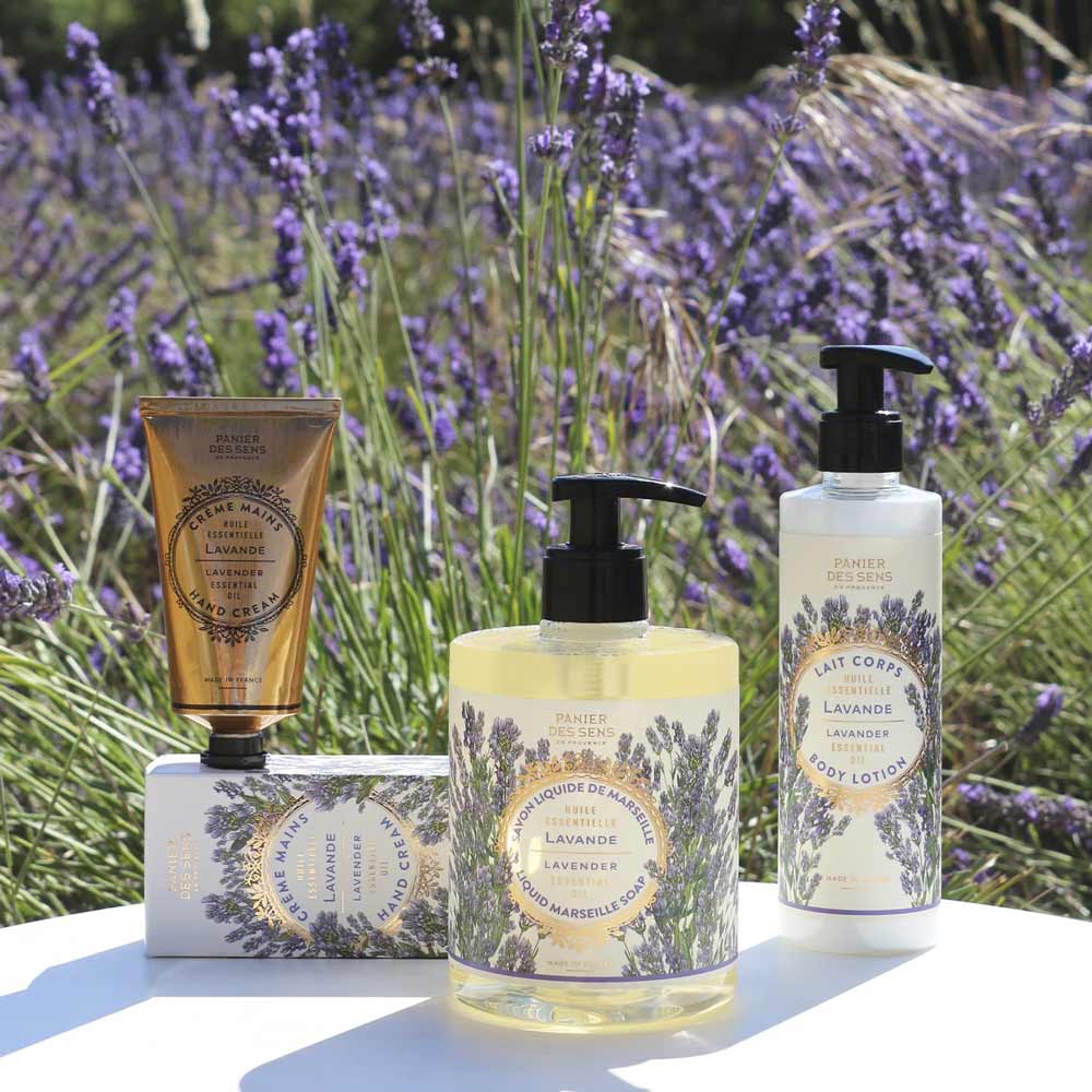 Eine Sammlung von Panier des Sens - Handcreme Lavendel inmitten von Lavendelblüten.