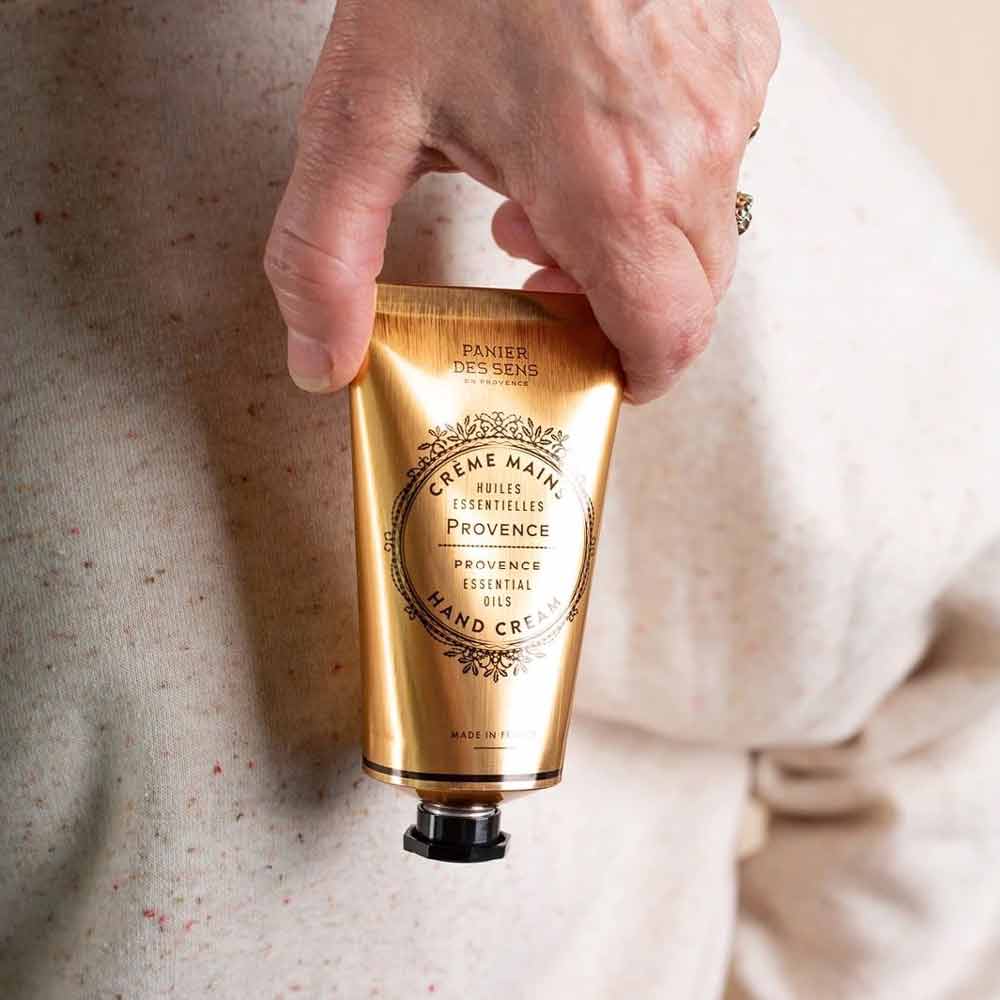 Eine Person hält eine Tube Panier des Sens - Handcreme Provence.