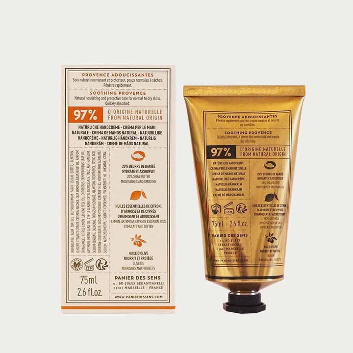 Eine Tube Panier des Sens – Handcreme Provence mit 97 % Inhaltsstoffen natürlichen Ursprungs, 75 ml, neben der Verpackung, die ihre Eigenschaften hervorhebt.