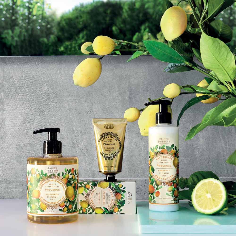 Panier des Sens – Marseiller Flüssige Handseife Provence 500 ml – themenbezogene Schönheitsprodukte, präsentiert zwischen frischen Zitronen und viel Grün.