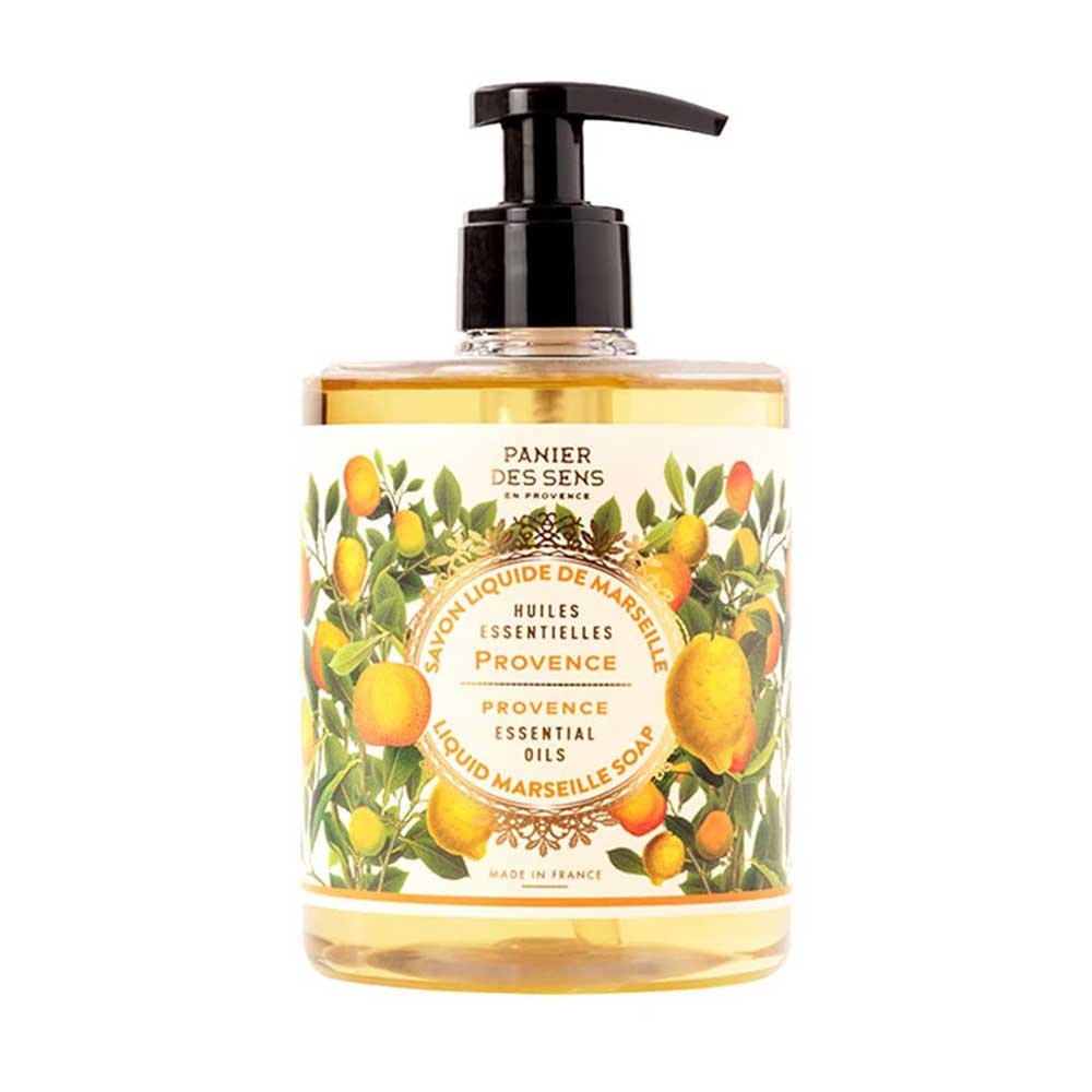 Eine Flasche Panier des Sens - Marseiller Flüssige Handseife Provence 500 ml mit Pumpspender, mit Zitronendesign und der Aufschrift, dass sie ätherische Öle aus der Provence enthält. Hergestellt in Frankreich.