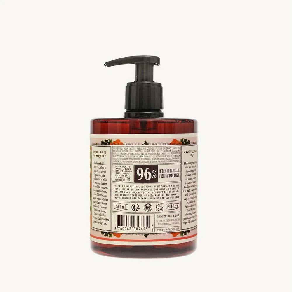 Eine Pumpflasche Panier des Sens – Marseiller Flüssige Handseife Rosengeranie 500 ml mit einem beigen Etikett, auf dem Inhaltsstoffe und Details in verschiedenen Sprachen aufgeführt sind. Auf dem Etikett steht „96 % natürlichen Ursprungs“.