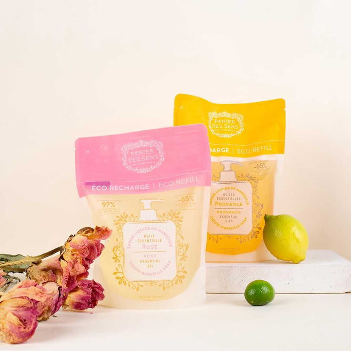 Umweltfreundliche Panier des Sens - Marseiller Flüssigseife Nachfüllbeutel Rose 500 ml mit natürlichen Inhaltsstoffen, dargestellt mit getrockneten Blumen und Zitrusfrüchten.