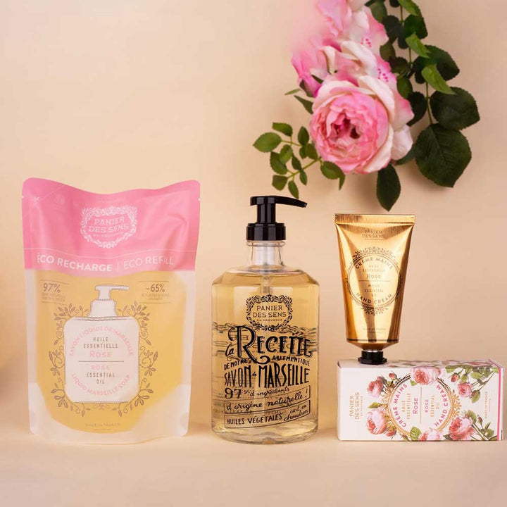 Vier Panier des Sens - Marseiller Flüssigseife Nachfüllbeutel Rose 500 ml mit floraler Verpackung vor neutralem Hintergrund.
